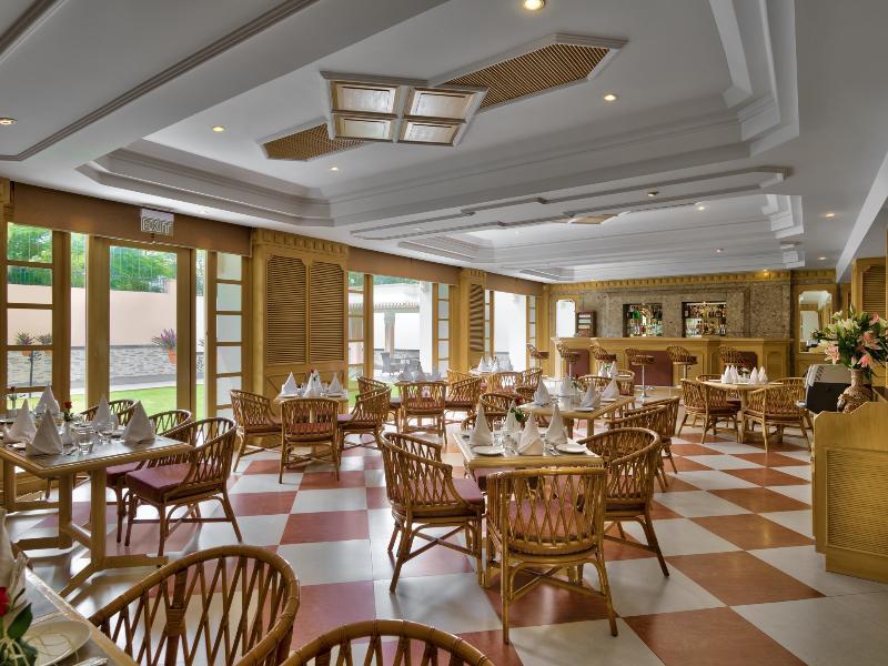 ホテル クラブ マヒンドラ ジャイプール レストラン 写真